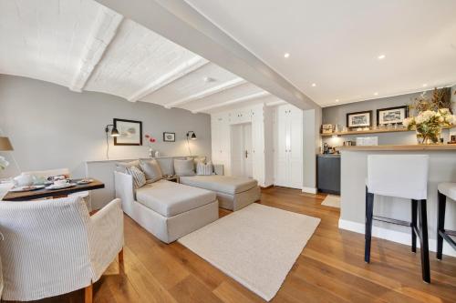 a living room with a couch and a table at Stutenhof-EG-Wohnung-3 in Keitum