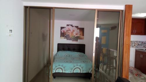 1 dormitorio con 1 cama pequeña en una vitrina en Apartahotel Calle del tiempo detenido, en Filandia