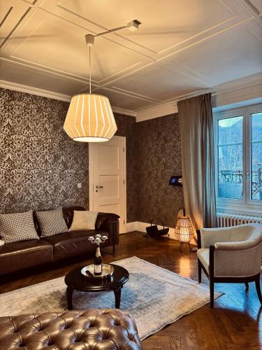 a living room with a couch and a table at Atemberaubende Ferienwohnung direkt am See in Brienz