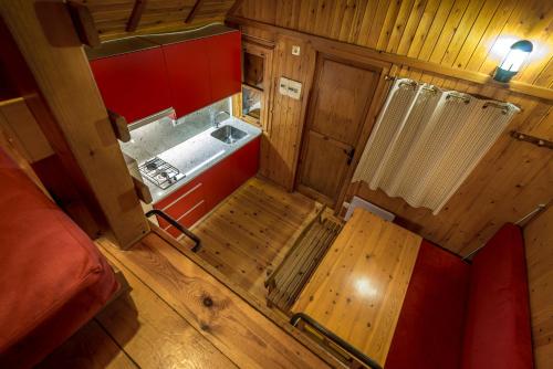 an overhead view of a tiny house with a sink at Bungalows Verneda Mountain Resort in Arrós