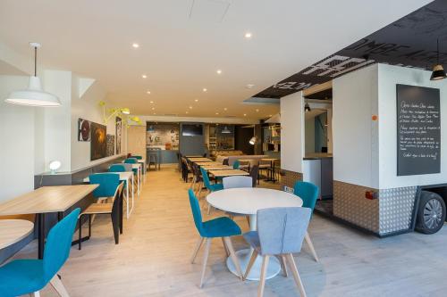 um restaurante com mesas e cadeiras e um bar em Ibis Styles Paris Place d'Italie - Butte Aux Cailles em Paris