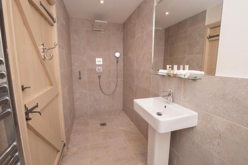 ein Badezimmer mit Waschbecken und Dusche in der Unterkunft Carlton Towers Estate - Stapleton Rooms & Parkgate Cottages in Carlton