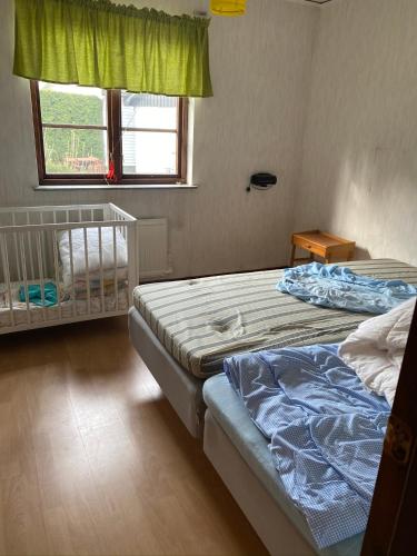 a bedroom with two twin beds and a window at Sandbybäcksvägen 1 in Borrby