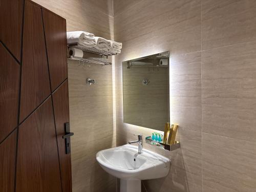 a bathroom with a sink and a mirror at سقيا طيبة Suqya Taiba in Medina