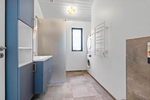 a bathroom with a sink and a washing machine at HS018-Henne-Hennebysvej-8 in Henne Strand