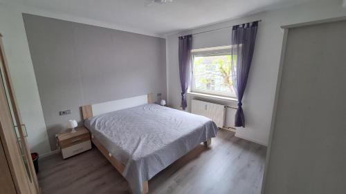 a small bedroom with a bed and a window at Ferienwohnung Am Palmberg in Gerolsheim