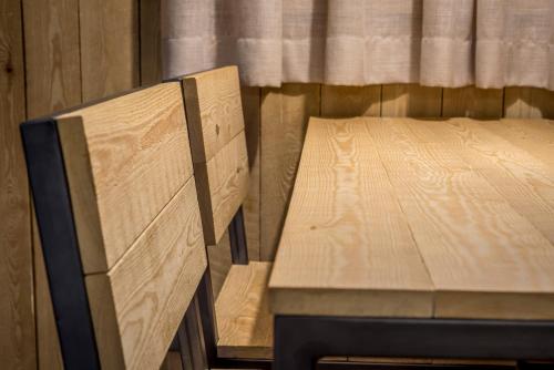 a pair of wooden chairs in a room at Bungalows Verneda Mountain Resort in Arrós
