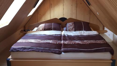 a bed in a small room in a attic at Ferienwohnung in Ivenack, DG in Ivenack