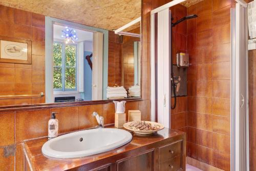 a bathroom with a sink and a mirror at Sentieri in Levanto