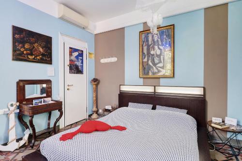 a bedroom with two beds and a mirror at Sentieri in Levanto