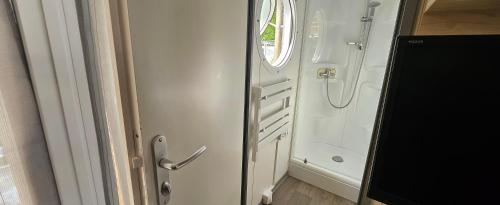 a small bathroom with a shower and a toilet at A 15 minutes de l'océan, Mimizan plage in Aureilhan
