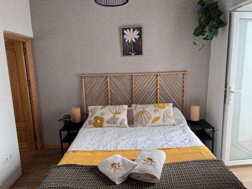 a bedroom with a bed with two towels on it at B&B SEnDA de alegria in Cómpeta