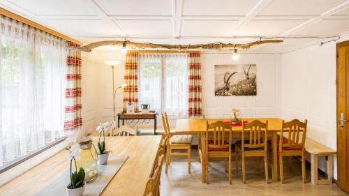 a kitchen and dining room with a table and chairs at Basic Work Stay Rooms - Highspeed WiFi - Easy Self Check-In - Practical and Affordable Stay in Bürs