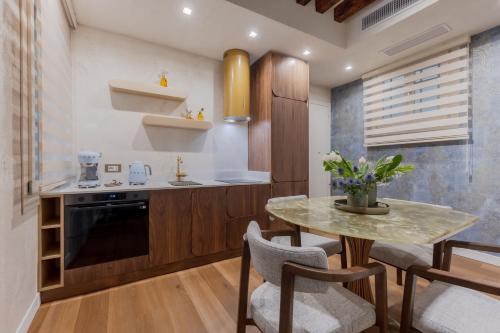 a kitchen with a table and chairs in a room at Ares Venice Bed & Relais in Venice