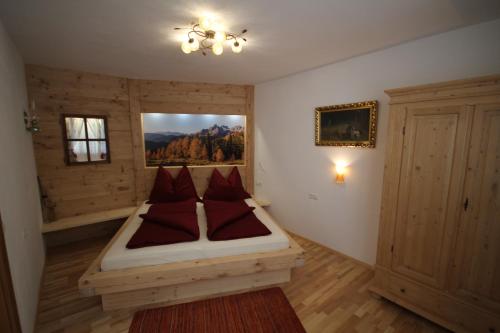 sypialnia z łóżkiem w pokoju z oknem w obiekcie Oberharreithhof w mieście Sankt Martin am Tennengebirge