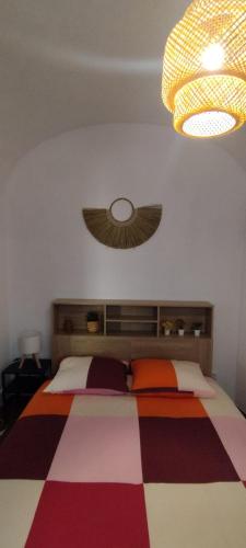 a bedroom with a bed and a ceiling at Casa da Capinha Rota - Moura in Moura
