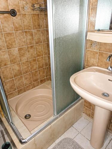 a small bathroom with a shower and a sink at Studio cosy Valras, plage à 20 m in Valras-Plage