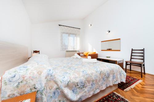 a bedroom with a bed and a desk and a chair at Enjoy & Relax Da Elvia in Rovinj