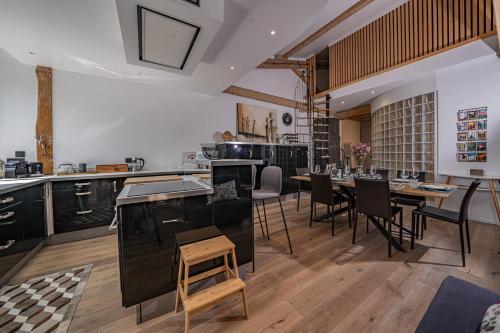 Majestic Panorama - Stunning Mont Blanc ViewsFireplaceCentral Chamonix