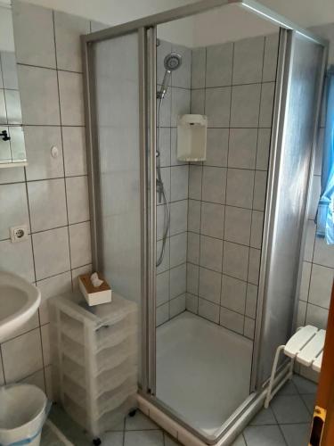 a bathroom with a shower with a toilet and a sink at Pension Hutterer in Scharnstein