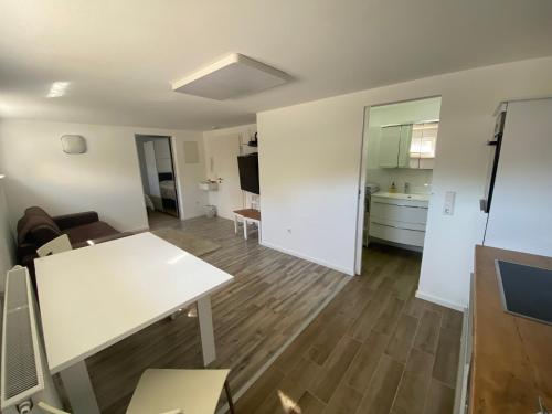 ein Wohnzimmer mit einem weißen Tisch und einem Sofa in der Unterkunft small&fine in Stockach