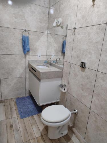a bathroom with a toilet and a sink at Pesqueiro Rancho dos Reis in Aquidavana