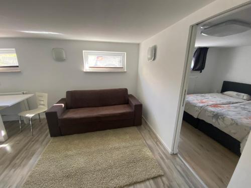 ein kleines Zimmer mit einem Stuhl und einem Bett in der Unterkunft small&fine in Stockach