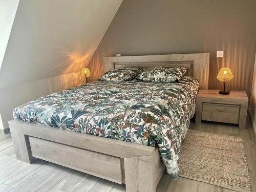 una camera da letto con letto e due comodini di De la grée a Cruguel