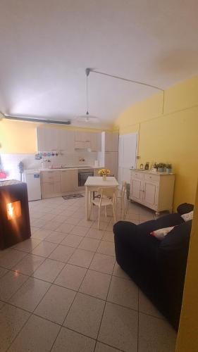 a living room with a table and a kitchen at Il Caruggio in Cabella Ligure