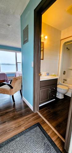 a bathroom with a tub and a sink and a toilet at St Ann's Motel & Cottage in Baddeck