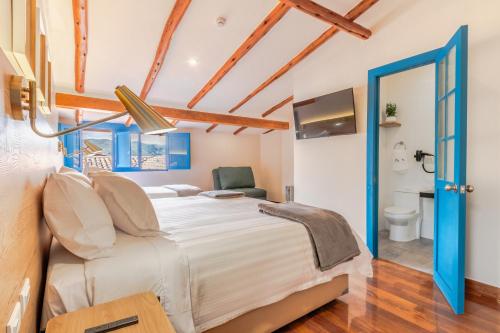 ein Schlafzimmer mit einem großen Bett und ein Badezimmer in der Unterkunft LA RAMBLA Hotel Boutique - Cusco in Cusco