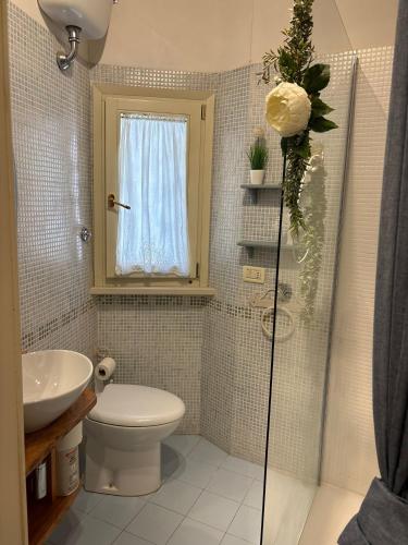 a bathroom with a toilet and a sink at La Magnolia come a casa tua in Arrone