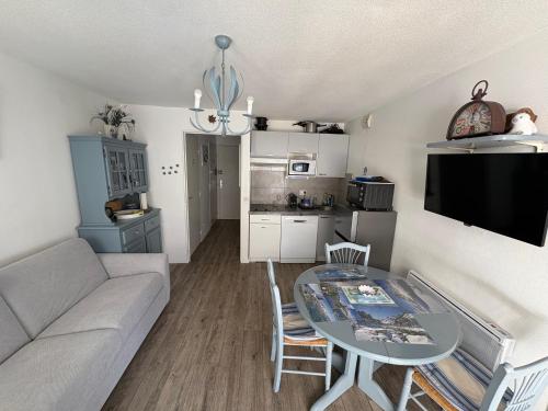 a living room with a couch and a table at Appartement 4 personnes avec terrasse Centre ville in Cauterets