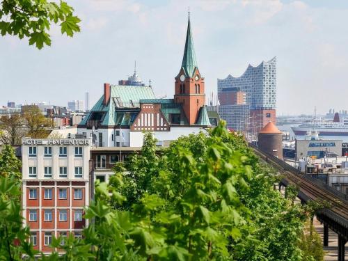 Blick auf die Skyline einer Stadt mit Gebäuden in der Unterkunft Hotel Hafentor in Hamburg