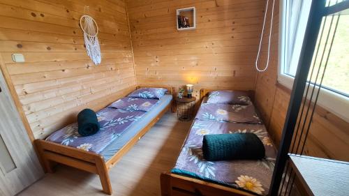 an overhead view of two beds in a cabin at Domek Malinowy in Wołkowyja