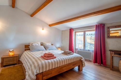 a bedroom with a bed and a window at Maison - Le Petit Bussac in Aigne