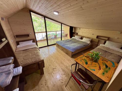 an overhead view of a room with two beds and a table at kirke in Tsesi