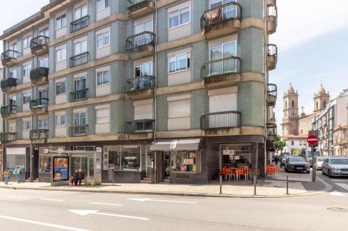 Stylish 3BR in Central Porto w AC by LovelyStay