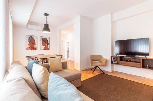 Stylish 3BR in Central Porto w AC by LovelyStay