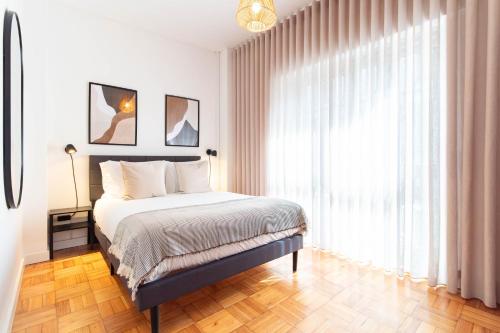 Stylish 3BR in Central Porto w AC by LovelyStay