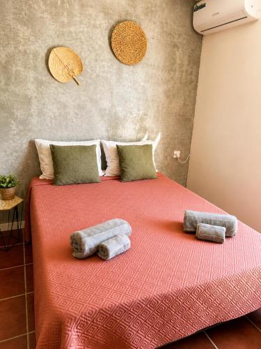 two towels on a bed in a room at Djeu Guest House in Santa Maria