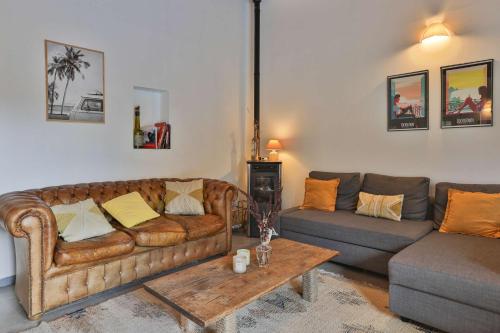 a living room with two couches and a coffee table at Longe 17 - élégante propriété avec deux maisons in Longeville-sur-Mer