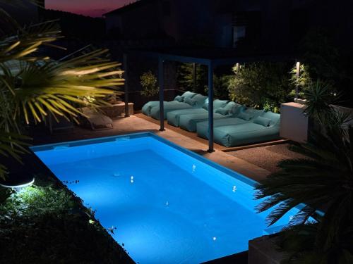 A Z U R E pool H O U S E
