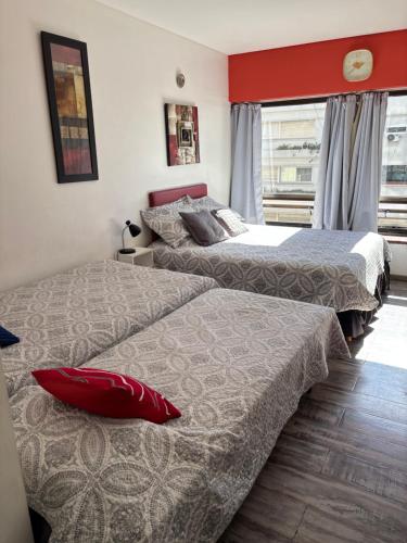 two beds sitting next to each other in a bedroom at Departamento en Microcentro (Obelisco) in Buenos Aires