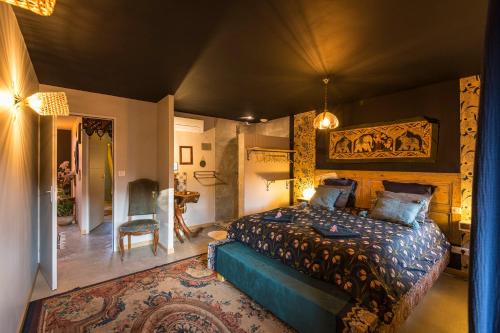 a bedroom with a king sized bed in a room at Magnifique domaine avec piscine in Montréal