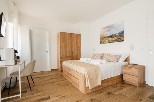 a bedroom with a bed and a desk and a microwave at Dimora dei Cedri in Santa Maria del Cedro