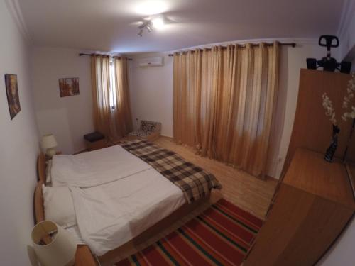 パンポロボにあるPamporovo Monastery 3 Apartmentの小さなベッドルーム(ベッド1台、窓付)