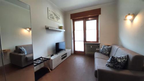 a living room with a couch and a television at Casa Pioda in Chiomonte