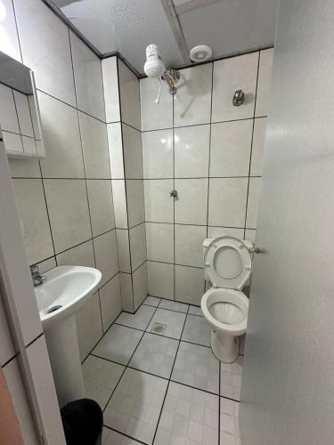ein Badezimmer mit Toilette und Waschbecken in der Unterkunft Hotel Moraes próximo a 25 de Março, Brás e Bom Retiro - Reserve agora e só pague no check-in in São Paulo