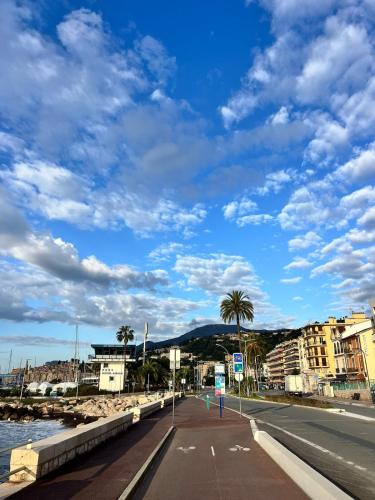 Cosy Studio, Terrace and Free Parking Next to the Beach